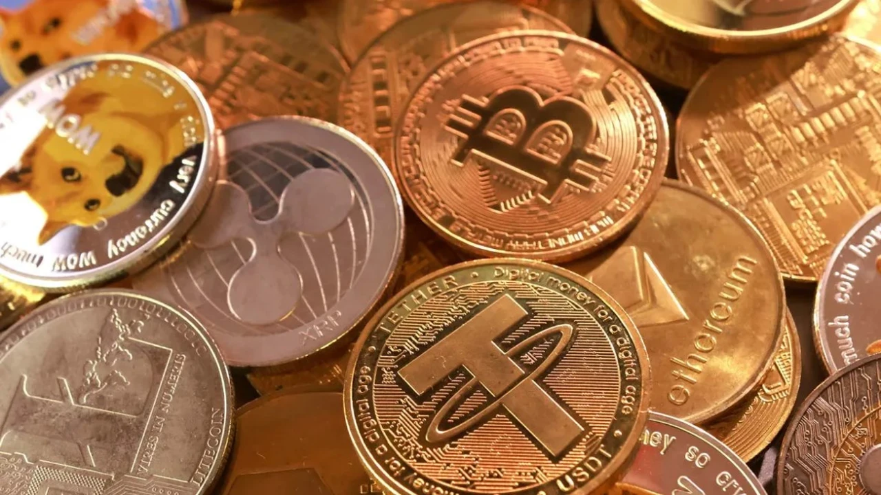 البيتكوين تتراجع بعدما وصلت إلى 126 ألف دولار، فماذا حدث؟
